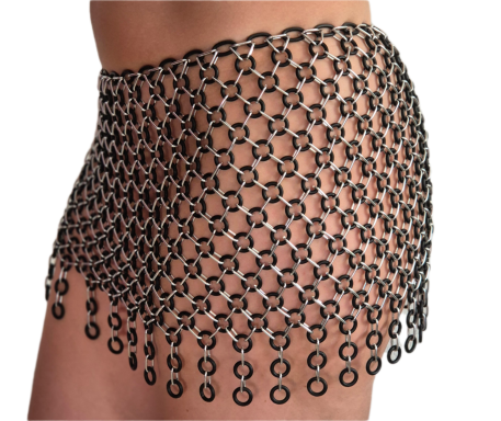 Der silberfarbene Ketten-Minirock Sara glänzt elegant und modern, besteht aus schlichten Kettengliedern.