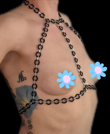 Silberfarbene Brustkette Bea, sexy und funkelnd, liegt elegant auf der Haut, betont das Dekolleté stilvoll und verführerisch.